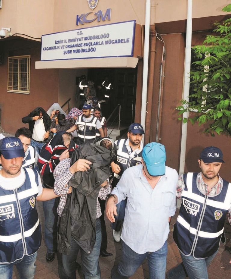 عدد من أفراد عصابة التجسس أثناء التحقيقات مبنى وزارة الخارجية التركية - أرشيفية