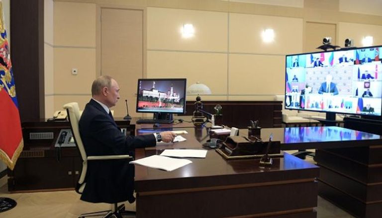 الرئيس الروسي خلال اجتماعه عبر الإنترنت مع كبار المسؤولين - أ.ف.ب