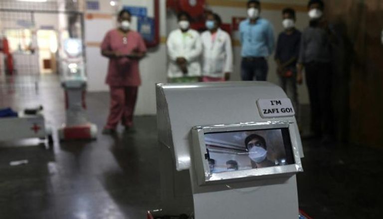 روبوت يستخدم بوحدات عزل مصابي فيروس كورونا بمستشفى هندي