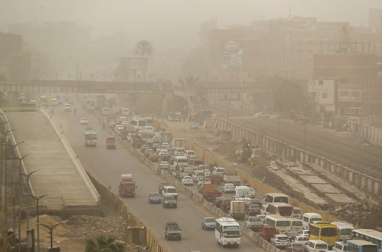 زحام السيارات في شوارع مصر فتاة مصرية ترتدي كمامة طبية للوقاية من كورونا