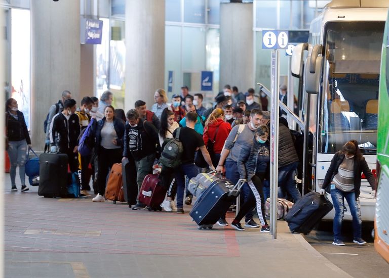 مسافرون يرتدون كمامات للوقاية من فيروس كورونا في ألمانيا