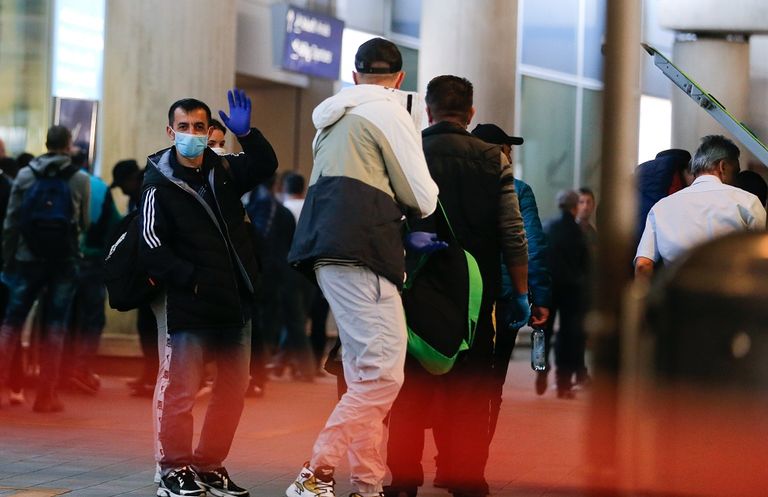 مسافرون يرتدون كمامات للوقاية من فيروس كورونا في ألمانيا