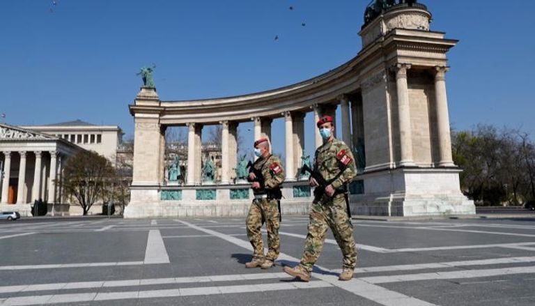 ضباط من الشرطة العسكرية يرتدون كمامات في بودابست