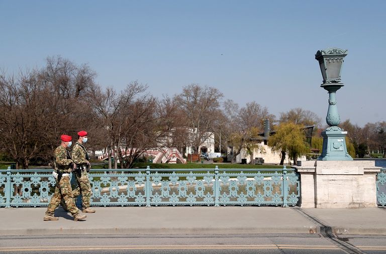 ضباط من الشرطة العسكرية يرتدون كمامات في بودابست