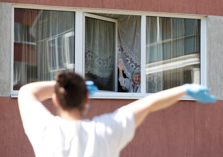 ضباط من الشرطة العسكرية يرتدون كمامات في بودابست