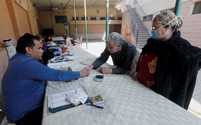 طبيب مصري يرتدي كمامة للوقاية من فيروس كورونا