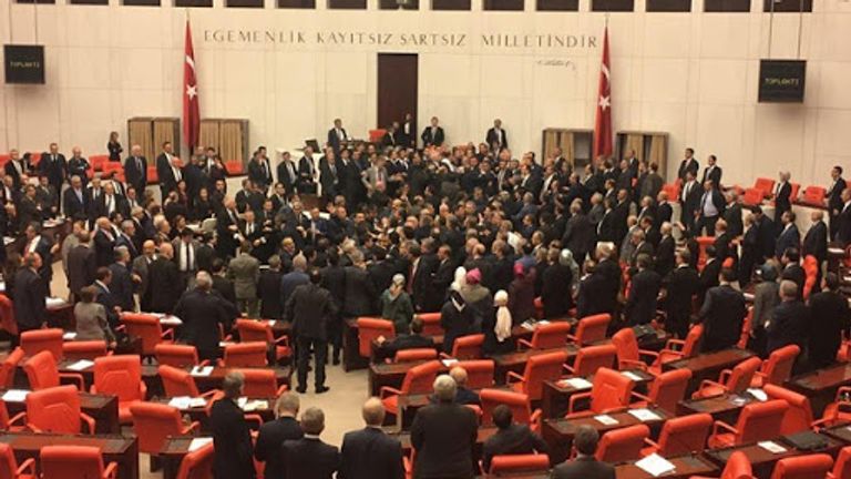 شجار بين نواب البرلمان التركي