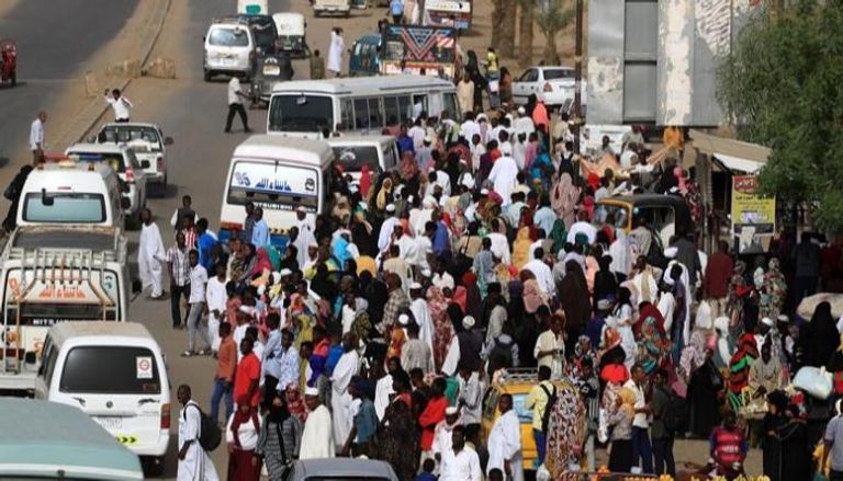 السودان يشهد أزمة جديدة في توفير الوقود والخبز 