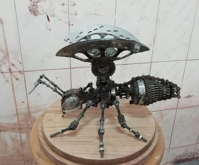 مينا إسحاق يصمم رسوماته من الخردة والطين