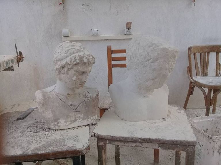 مينا إسحاق يصمم رسوماته من الخردة والطين