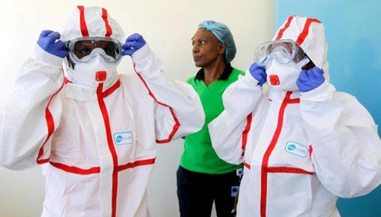 ممرضات كينيات يرتدين معدات واقية في مركز عزل بنيروبي