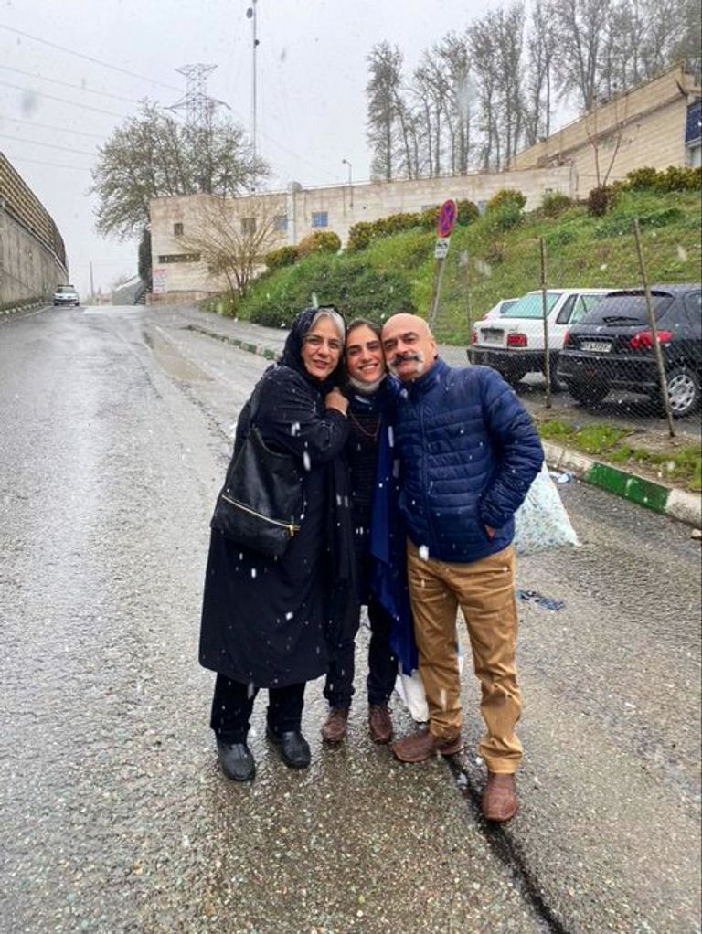 البريطاني أنوشة آشوري إلى جوار زوجته - أرشيفية