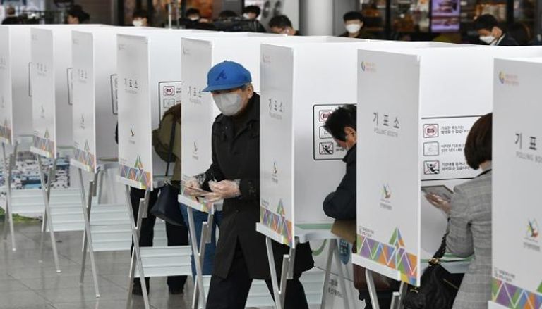 الناخبون في كوريا الجنوبية يدلون بأصواتهم