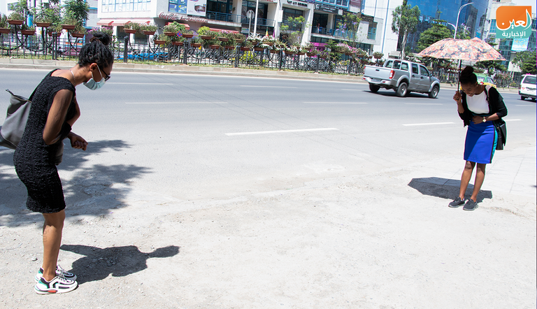 الانحناء بين فتاتين في إثيوبيا للتعبير عن السلام في وقت تفشي فيروس كورونا التحية بالانحناء أحد التقاليد التي تميز الإثيوبيين