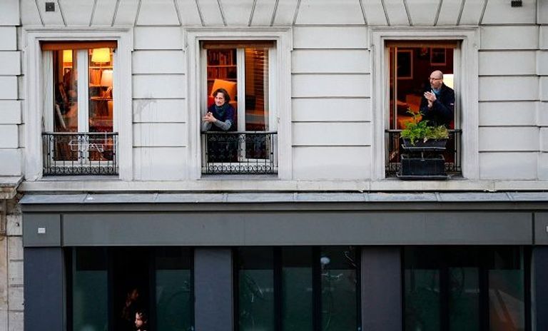 فرنسي يصوب بندقيته تجاه جيرانه لانزعاجه من تصفيقهم للطاقم الطبي