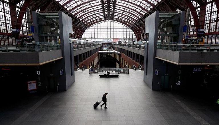 محطة سكك حديدية بلجيكية فارغة تماما