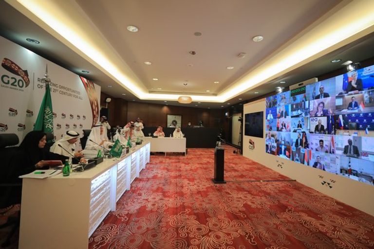 وزير الطاقة السعودي يدعو لتبديد "الضبابية غير المسبوقة" في أسواق النفط الأمير عبدالعزيز بن سلمان وزير الطاقة السعودي