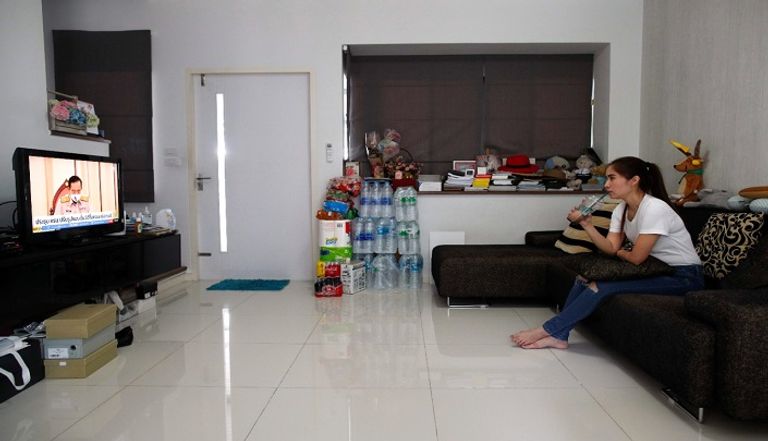 فتاة تشاهد التلفزيون خلال فترة الحجر المنزلي نصائح للحفاظ على نظرك خلال العزل المنزلي