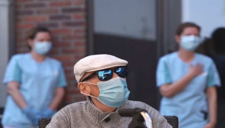 أشخاص يرتدون كمامات للوقاية من فيروس كورونا في بلجيكا