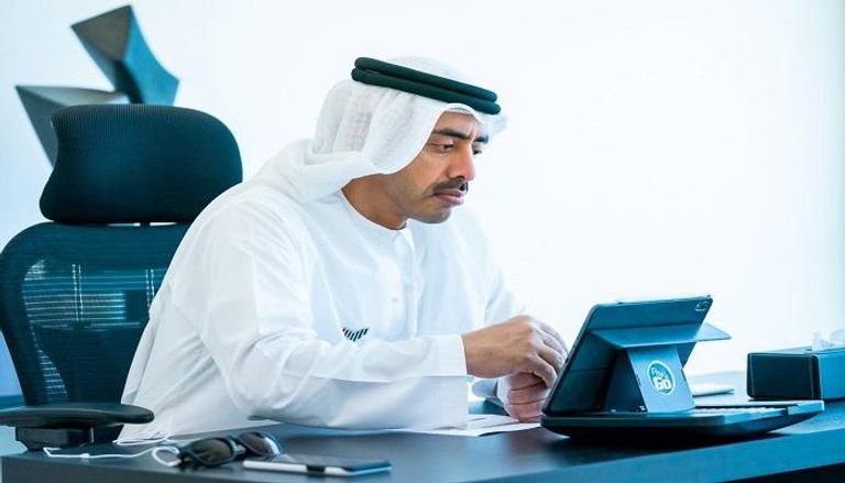  الشيخ عبدالله بن زايد آل نهيان خلال أول اجتماع اللجنة العليا لتنظيم التطوع 