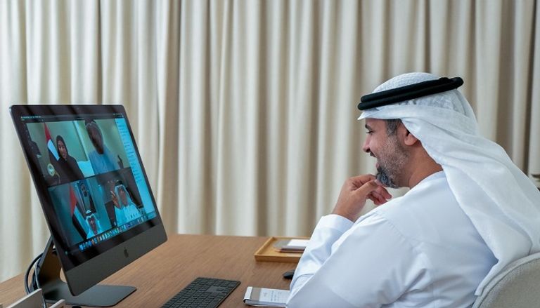 الشيخ عبدالله بن زايد آل نهيان خلال أول اجتماع اللجنة العليا لتنظيم التطوع