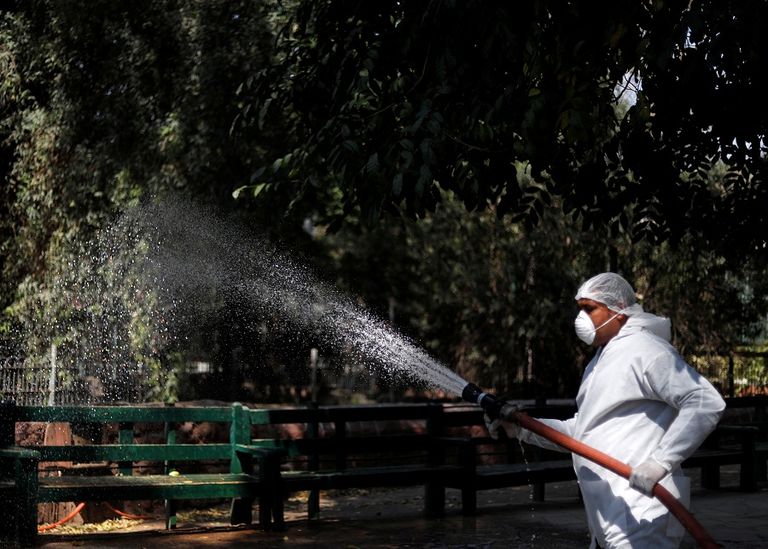 متقاعد مصري يصرف معاشه الشهري في مدرسة بشبرا الخيمة