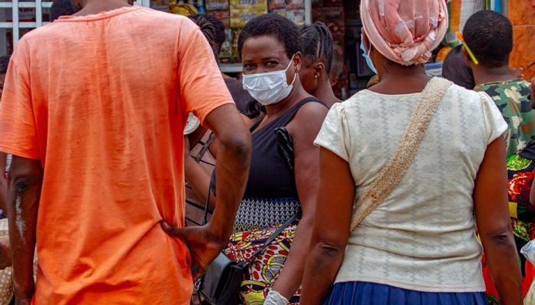 امرأة ترتدي كمامة للوقاية من فيروس كورونا في أنجولا