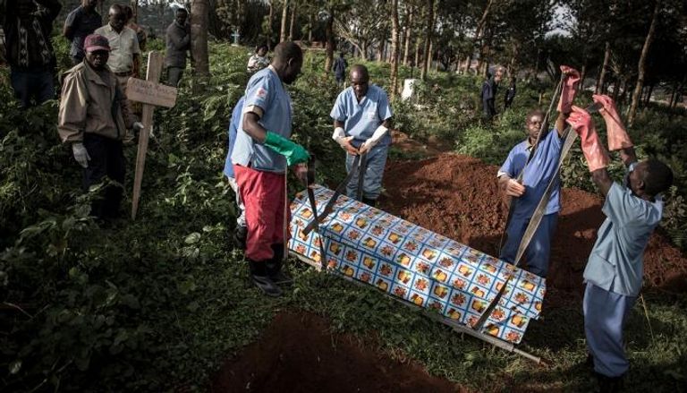 دفن تابوت يحتوي على ضحية لفيروس إيبولا في الكونغو