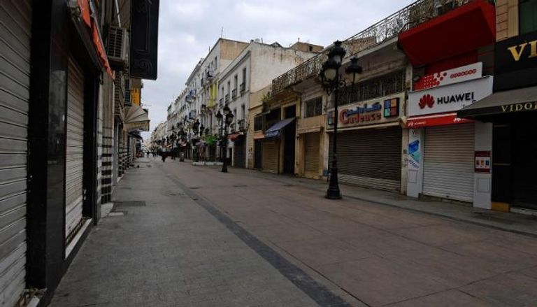 شارع تجاري في العاصمة تونس بلا مارة وقت حظر التجول