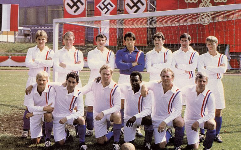 بوبي مور قائد إنجلترا الأسبق