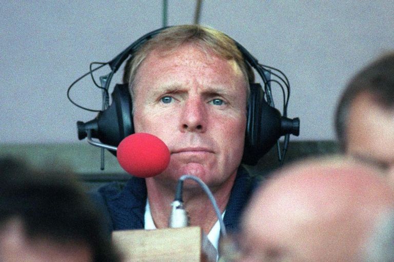 بوبي مور قائد إنجلترا الأسبق