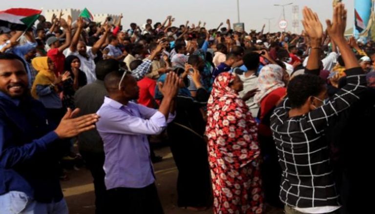 السودانيون في الشوارع فرحا بسقوط البشير