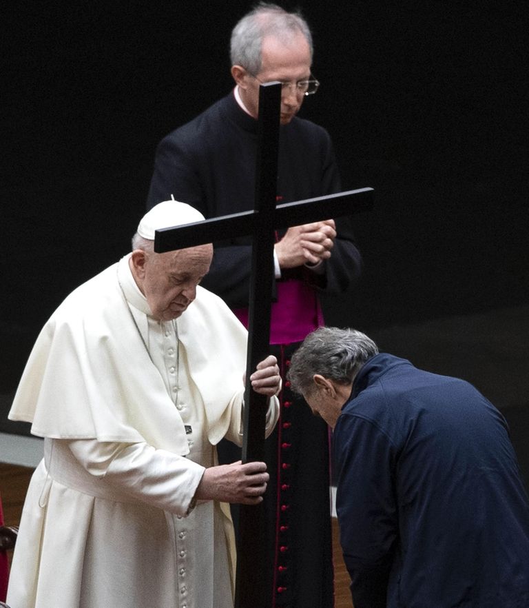 البابا فرنسيس بابا الكنيسة الكاثوليكية،  في قداس الجمعة العظيمة، والأب رانييرو كالاميزا، رئيس الأسرة البابوية
