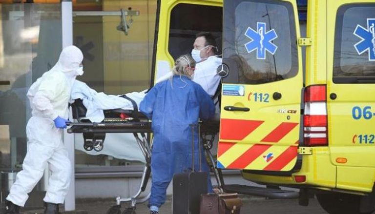 سيارة إسعاف تنقل مريضا بفيروس كورونا في هولندا