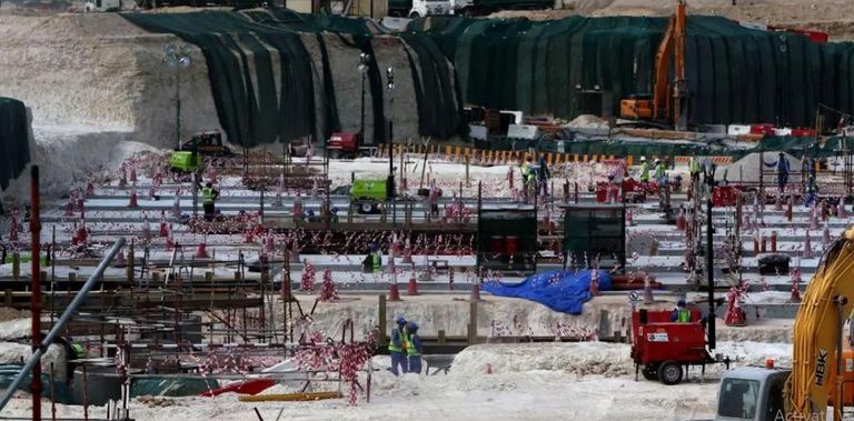 بناء الملاعب في قطر الأجواء الكارثية للعمال في قطر