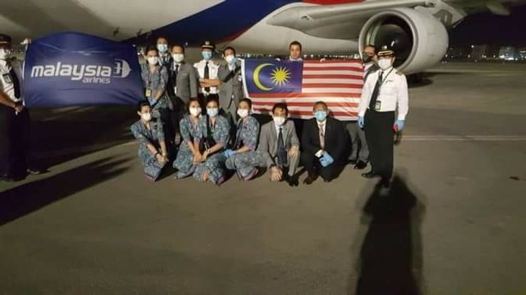 طاقم الطائرة الماليزية داخل مطار القاهرة الدولي طاقم الطائرة الماليزية قبل الإقلاع من مطار القاهرة
