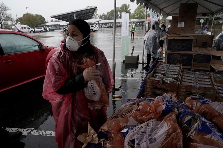 امرأة ترتدي كمامة للوقاية من فيروس كورونا