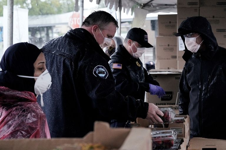 امرأة ترتدي كمامة للوقاية من فيروس كورونا