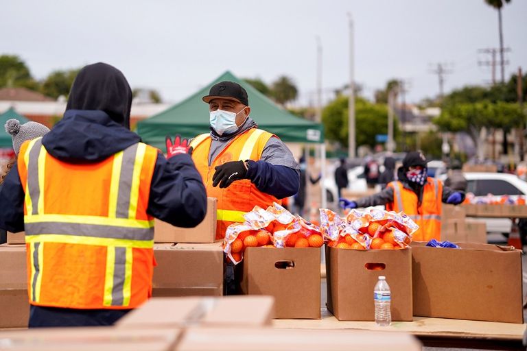 امرأة ترتدي كمامة للوقاية من فيروس كورونا
