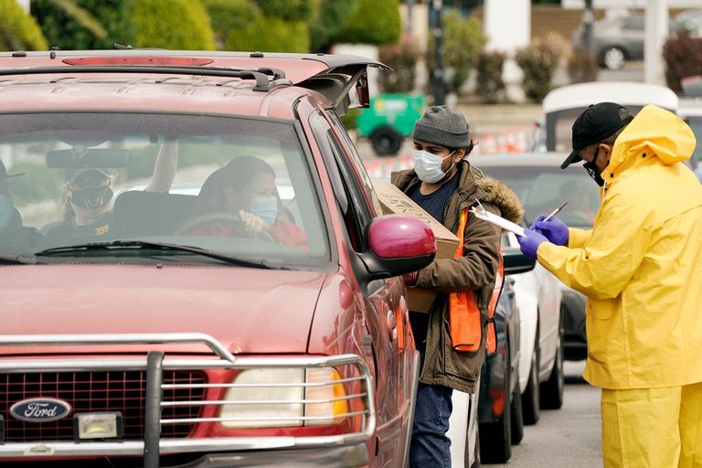 امرأة ترتدي كمامة للوقاية من فيروس كورونا
