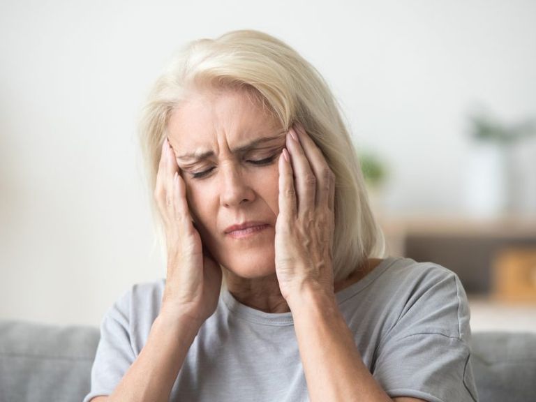 امرأة تعاني من الصداع بدء التدريبات حتى في منتصف العمر ينقذ النساء