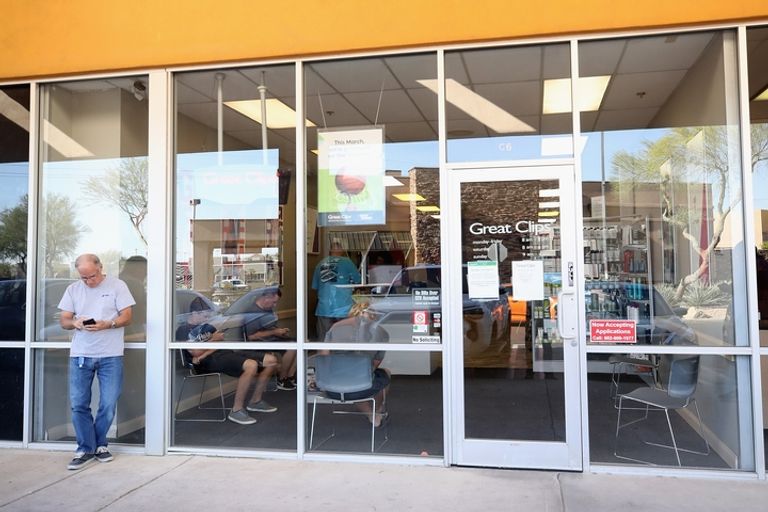 الذهاب لصالون الحلاقة لم يعد متاحا بسبب كورونا