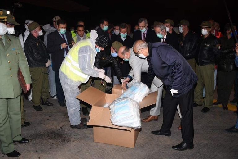 وزراء في الحكومة الجزائرية يتسلمون الشحنة الطبية القادمة من الصين مسعفون في مستشفى القطار بالجزائر العاصمة