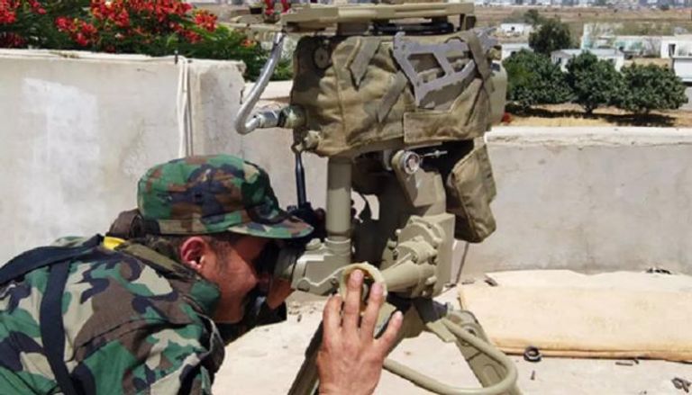 جندي بالجيش الليبي على جهاز مراقبة عسكري