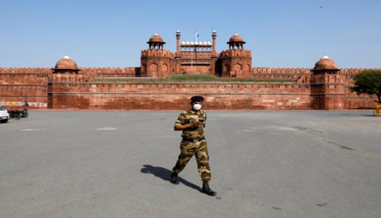 ضابط هندي يرتدي كمامة ضمن إجراءات الوقاية من كورونا شوارع الهند خاوية في محاولة لمنع انتشار كورونا - أ.ف.ب