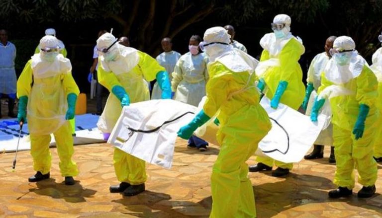 متخصصون ينقلون جثة شخص توفي بالإيبولا - أرشيفية