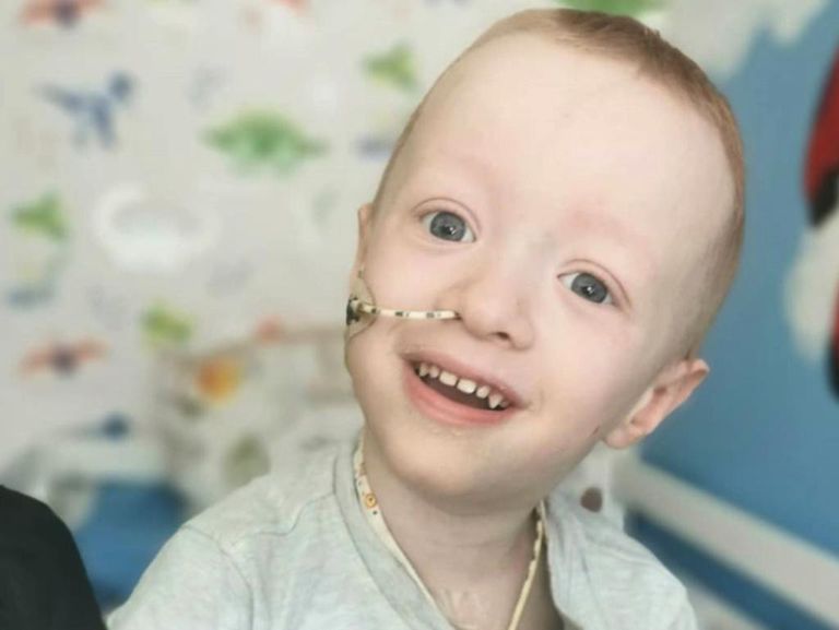 الطفل أرتشي في المستشفى