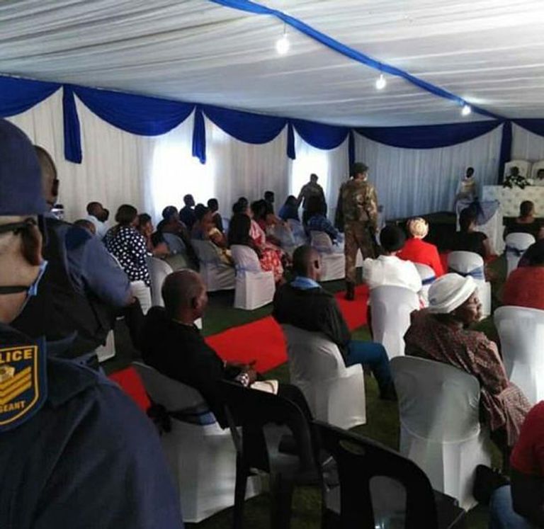 العروسان في طريقهما إلى مركز الشرطة