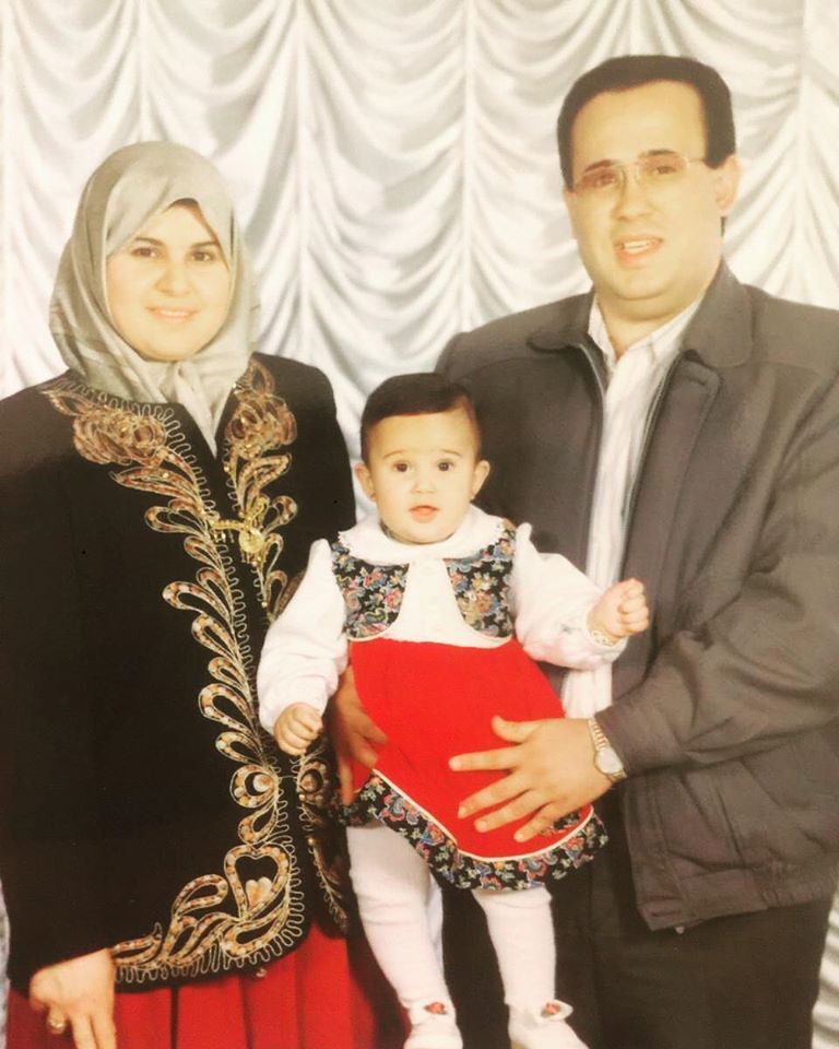 إسراء مع والدها الطبيب الراحل أحمد اللواح