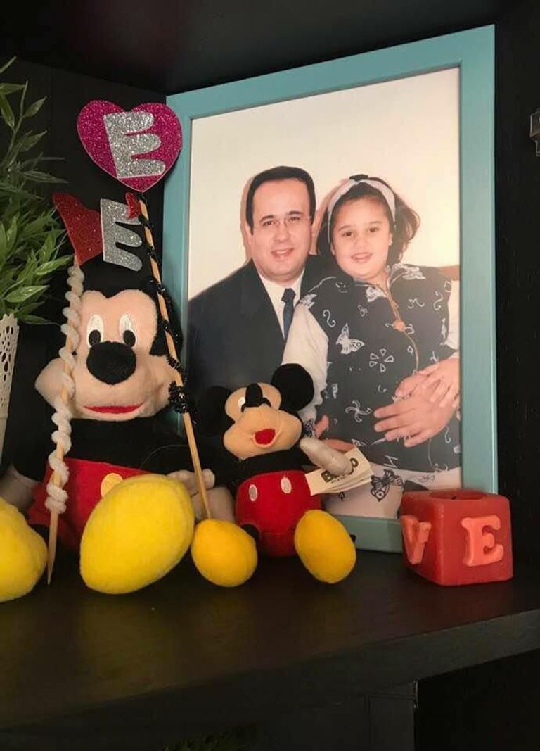 إسراء مع والدها الطبيب الراحل أحمد اللواح